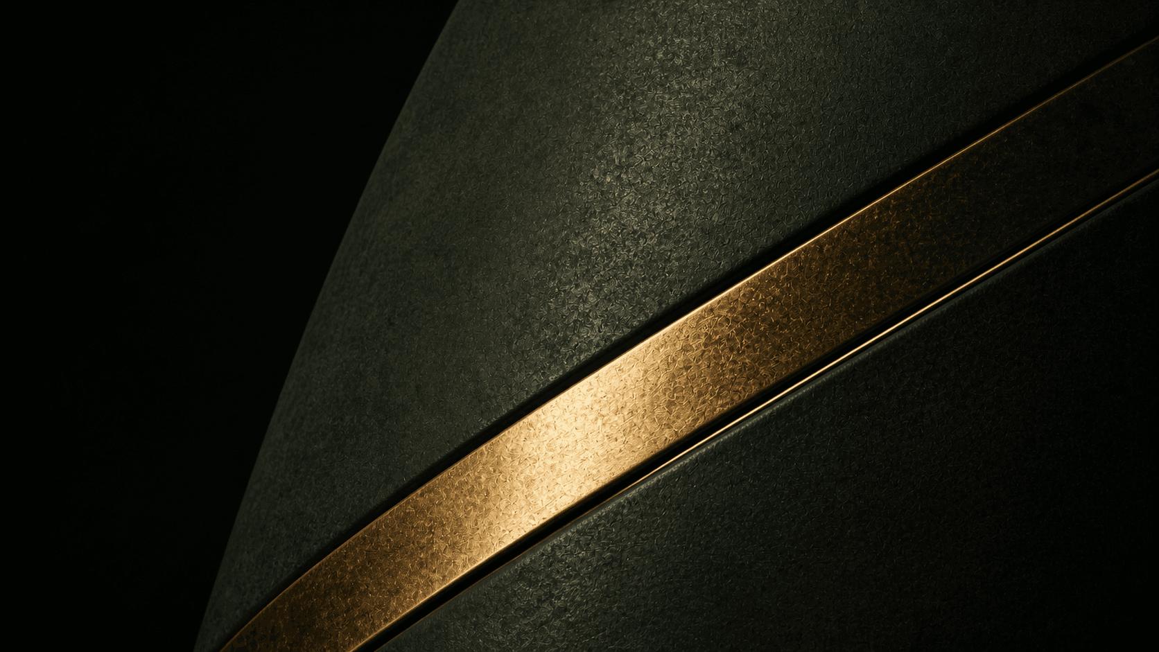 Detalle de una banda de latón sobre metal verde oscuro